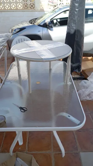 Mesa redonda de jardín blanca