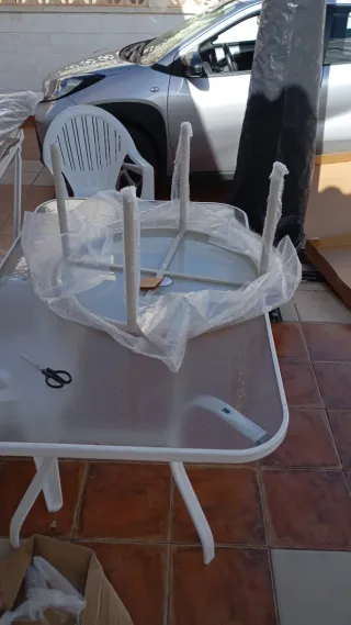 Mesa redonda de jardín blanca