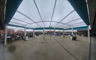 Toldo de terraza azul turquesa puesto en verano