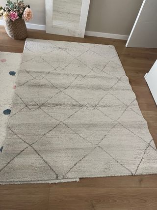 Alfombra IKEA TVERSTED blanca con rayas negras