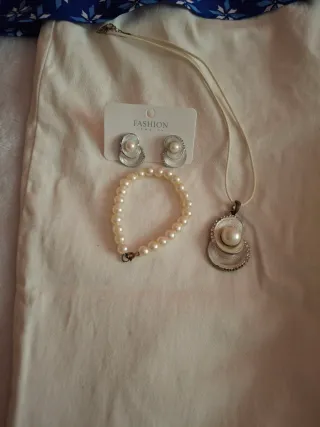 Conjunto de ropa y accesorios