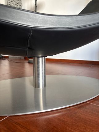 Sillón moderno negro y plateado