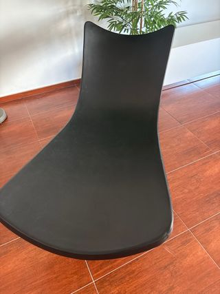 Sillón moderno negro y plateado