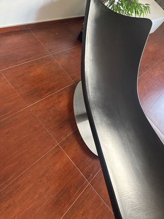 Sillón moderno negro y plateado