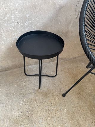 Silla y mesita negra