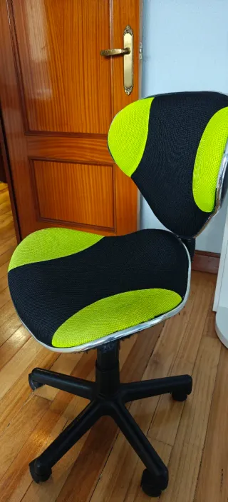 Silla de escritorio infantil verde y negra
