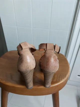 Sandalias de piel tacón beige/marrón