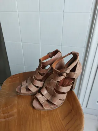 Sandalias de piel tacón beige/marrón