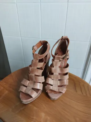 Sandalias de piel tacón beige/marrón