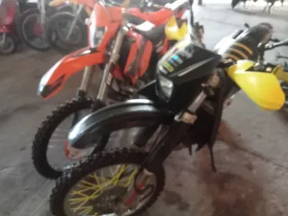 Suzuki DRZ400 2007.con ruedas de tacos y mixtas