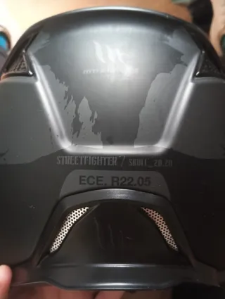 Casco de moto negro y naranja