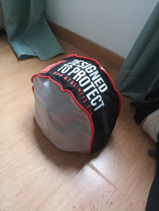 Casco de moto negro y naranja