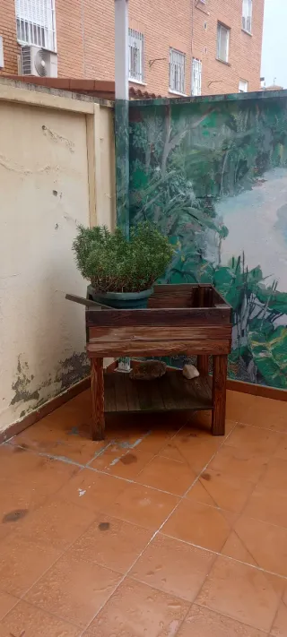 Jardinera de madera con maceta