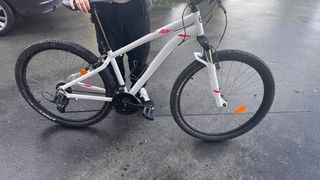 Bicicleta de montaña blanca