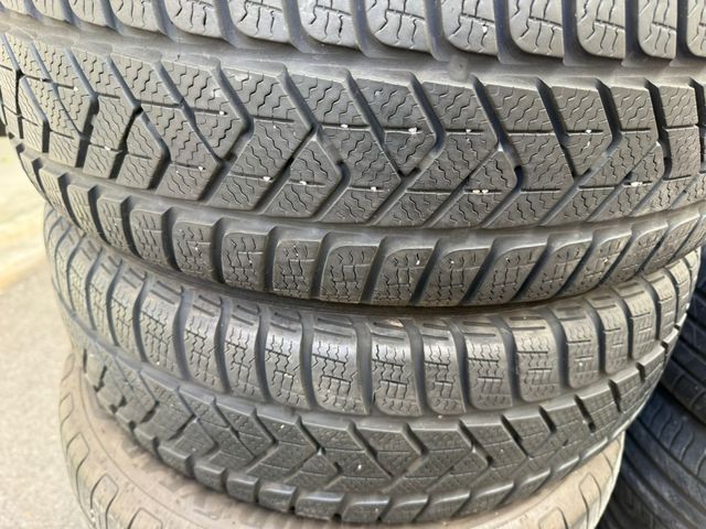 Neumáticos Pirelli 215/65/16 98H