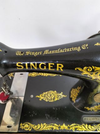 Máquina de coser Singer antigua con manivela
