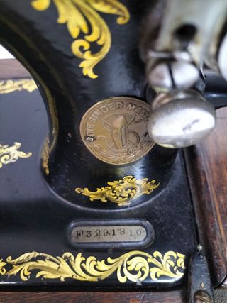 Máquina de coser Singer antigua con manivela