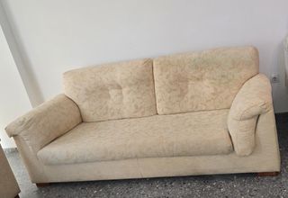 Sofá de tela beige con estampado floral