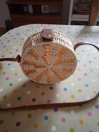 Bolso redondo tejido beige y dorado