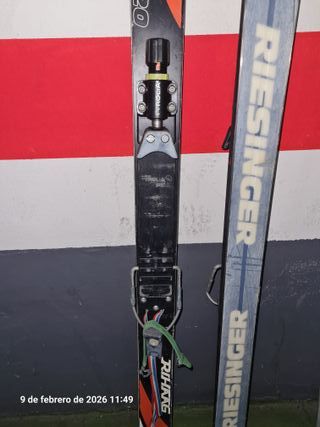 Esquís con fijaciones y bastones