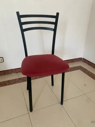 Juego de 6 sillas de forja negra con asiento rojo