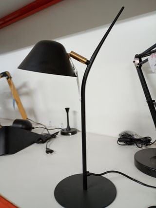 Lámpara de mesa negra y dorada