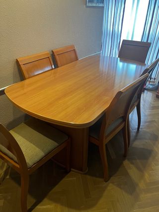 Mesa de comedor de madera