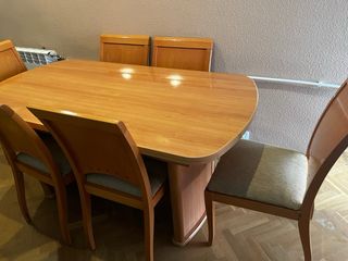 Mesa de comedor de madera