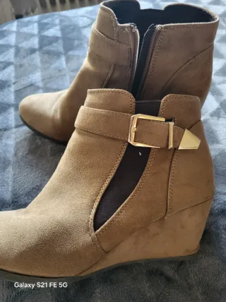 Botines beige con cremallera y hebilla