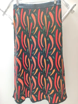 Falda de punto con estampado de guindillas