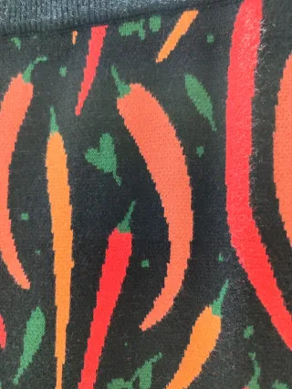 Falda de punto con estampado de guindillas