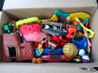 Caja de juguetes variados caja de todo usados