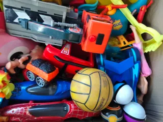 Caja de juguetes variados caja de todo usados