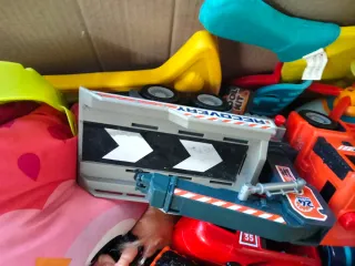 Caja de juguetes variados caja de todo usados