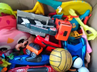 Caja de juguetes variados caja de todo usados