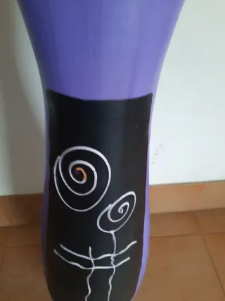 Jarrón púrpura con diseño