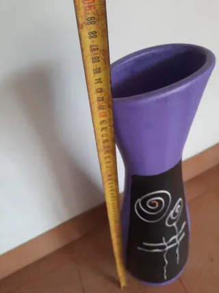 Jarrón púrpura con diseño