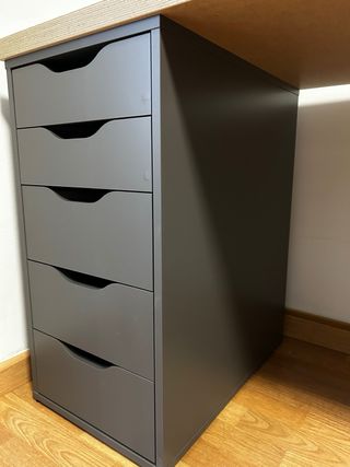 Escritorio gris con 2 cajoneras