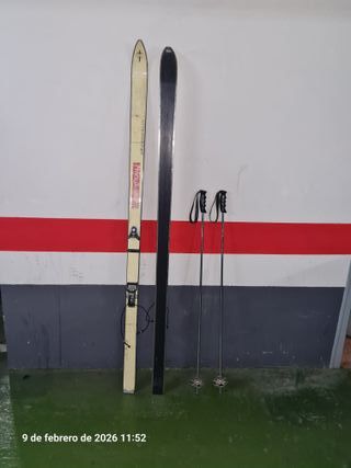 Esquís con fijaciones y bastones