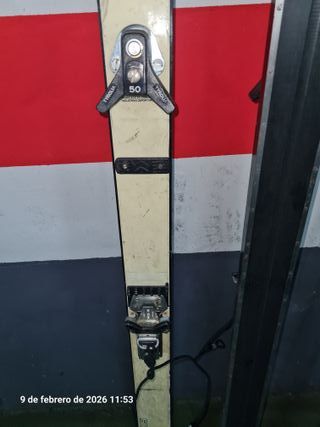 Esquís con fijaciones y bastones