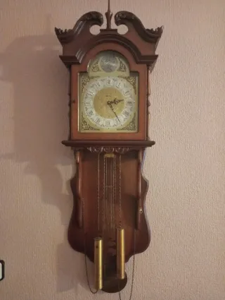 Reloj de pared antiguo de madera