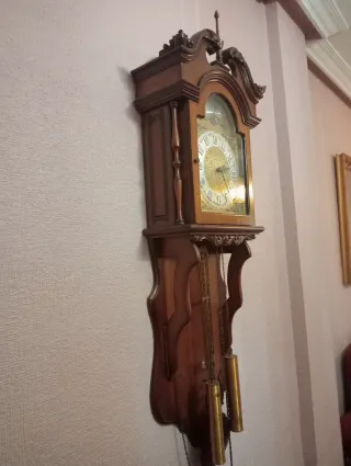 Reloj de pared antiguo de madera