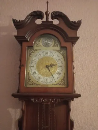 Reloj de pared antiguo de madera