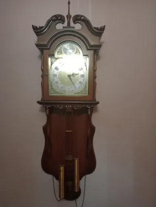 Reloj de pared antiguo de madera