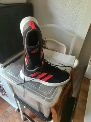 Zapatillas Adidas Negras y Rojas Talla 44