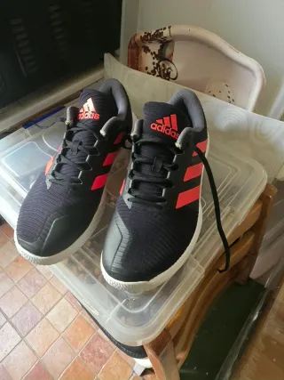 Zapatillas Adidas Negras y Rojas Talla 44