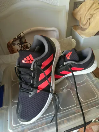 Zapatillas Adidas Negras y Rojas Talla 44