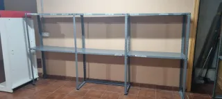 Estanterías metálicas grises