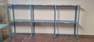 Estanterías metálicas grises
