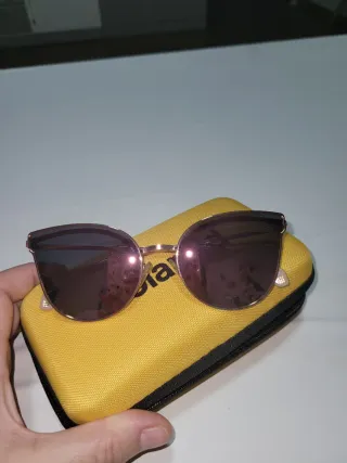 Gafas de sol rosas y amarillas